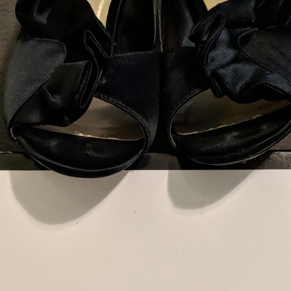 Ann Marino Women's Ruffle Peep Toe Black Satin Heels Sz 8.5 EUC - Picture 3 of 5